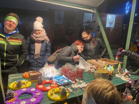 Praznični božično-novoletni bazar učencev OŠ Koroški jeklarji (11)